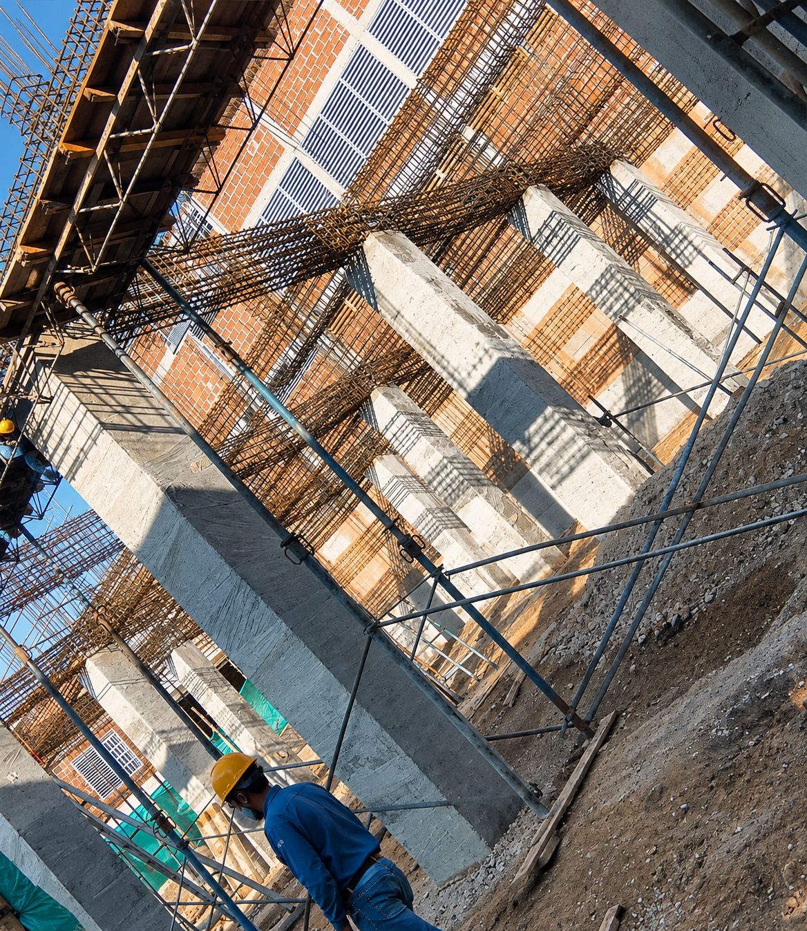 Estructura en concreto y acero en construcción